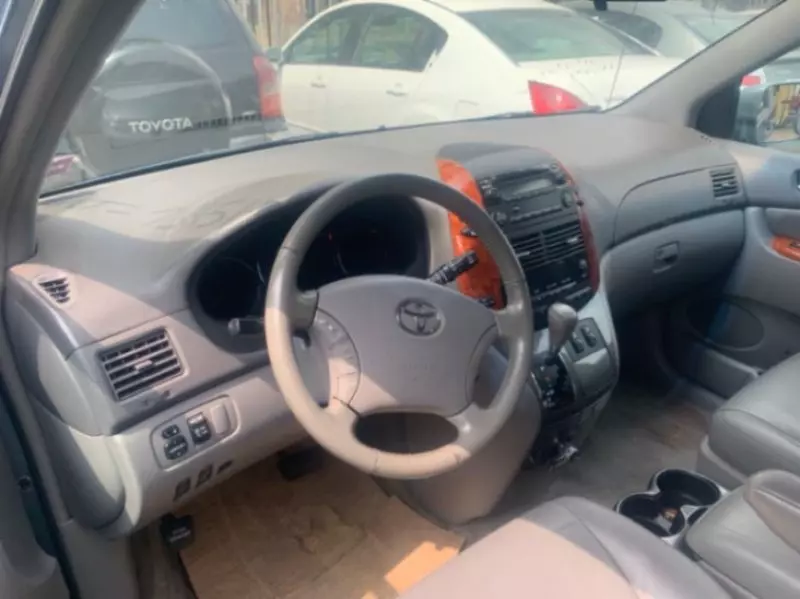 Toyota Sienna   - 2009