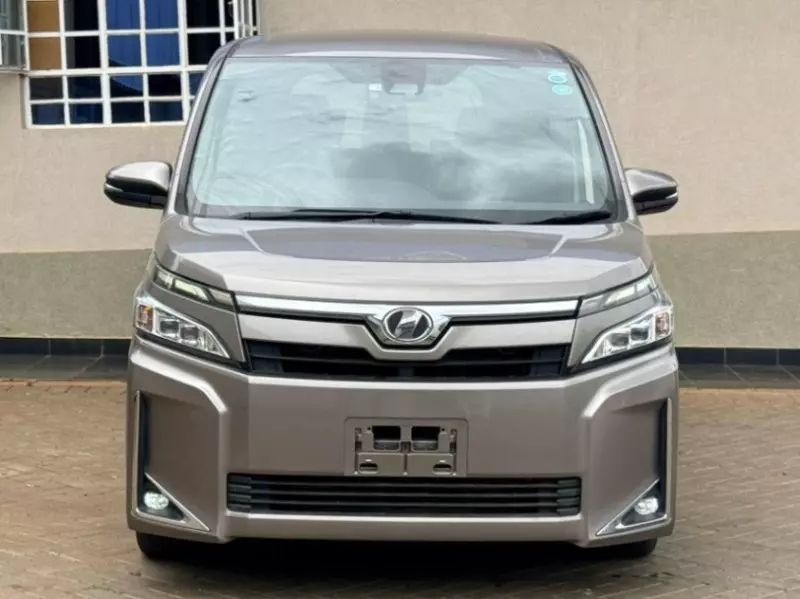 Toyota Voxy    - 2018