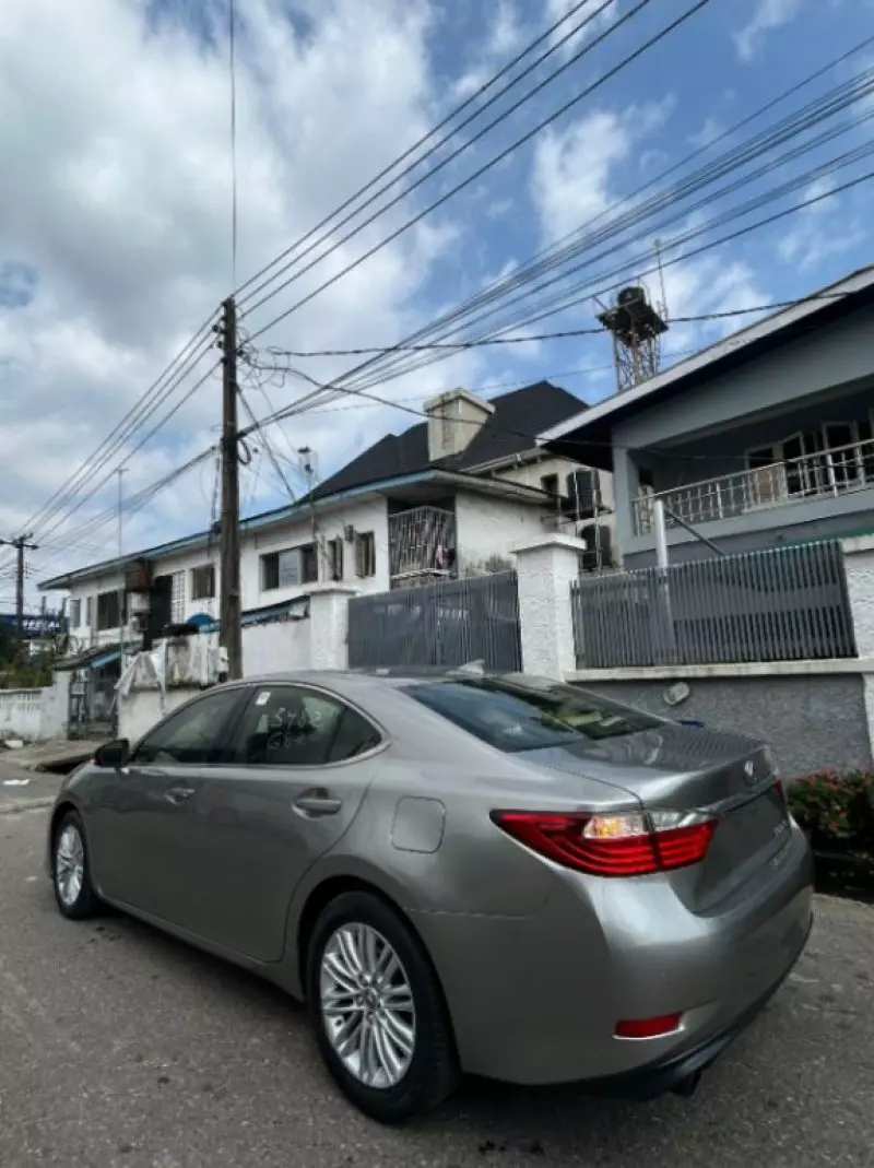 Lexus ES   - 2015