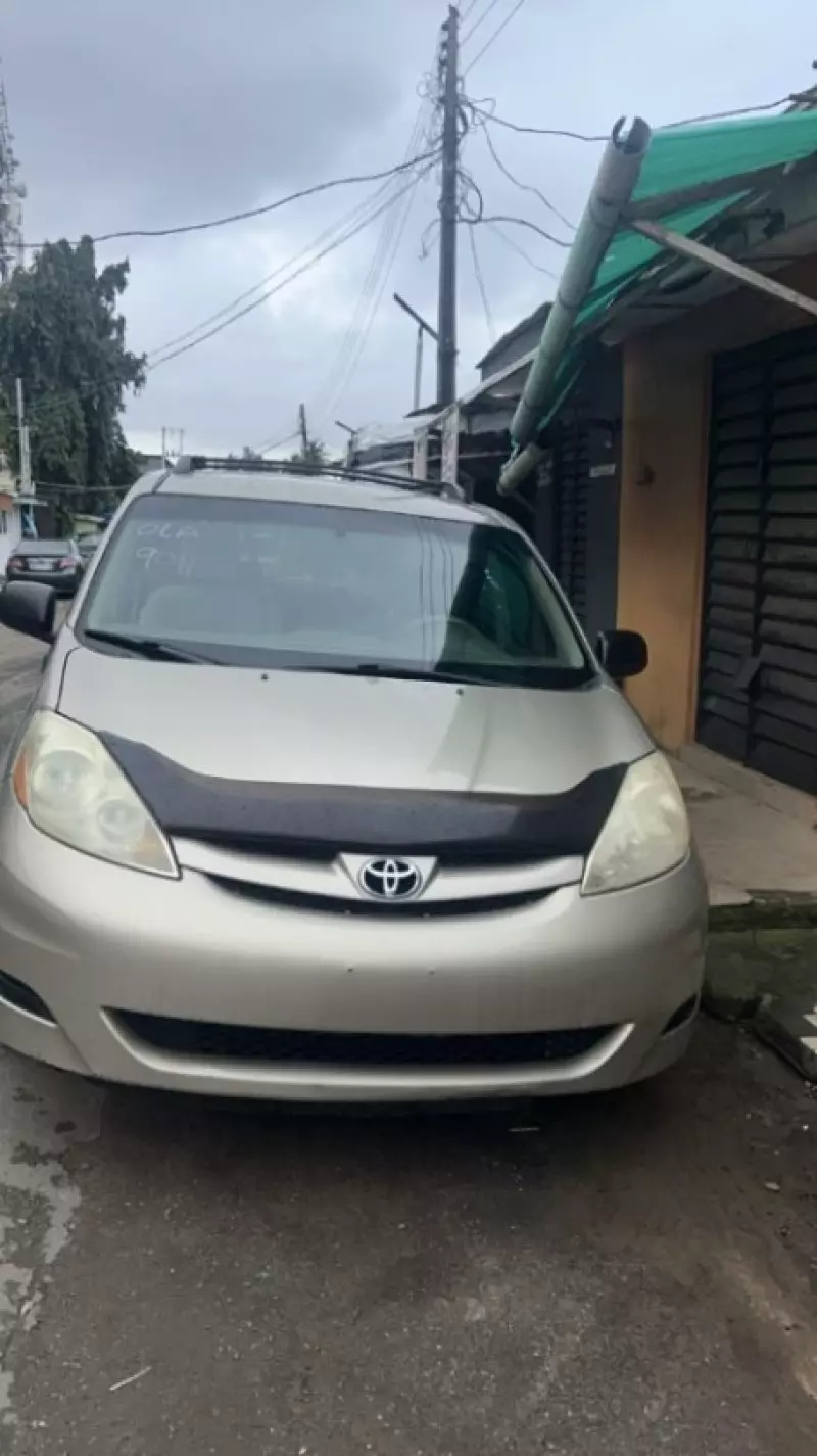 TOYOTA Sienna   - 2010