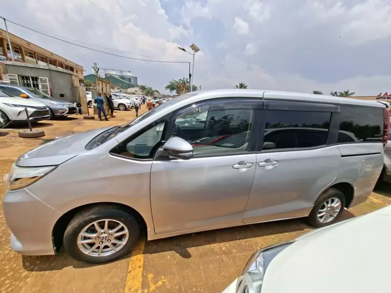 Toyota Noah   - 2014
