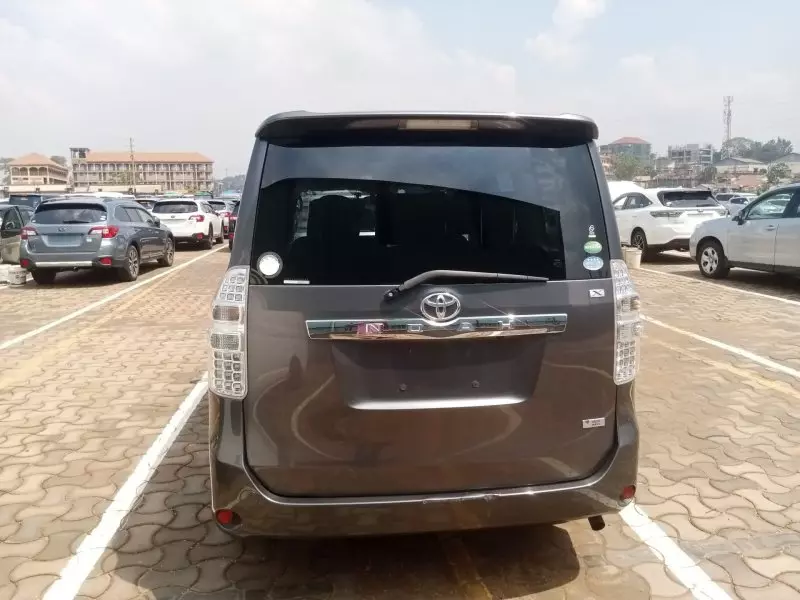 Toyota Noah   - 2012