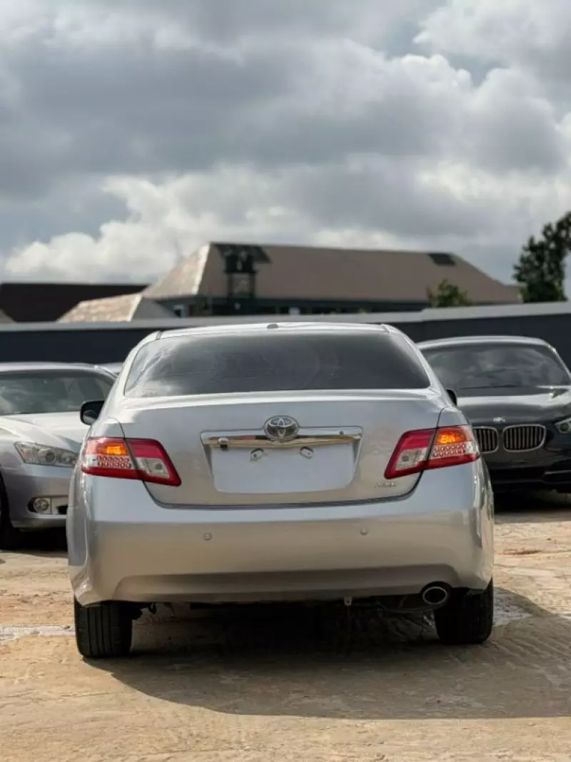 TOYOTA Camry - 2010