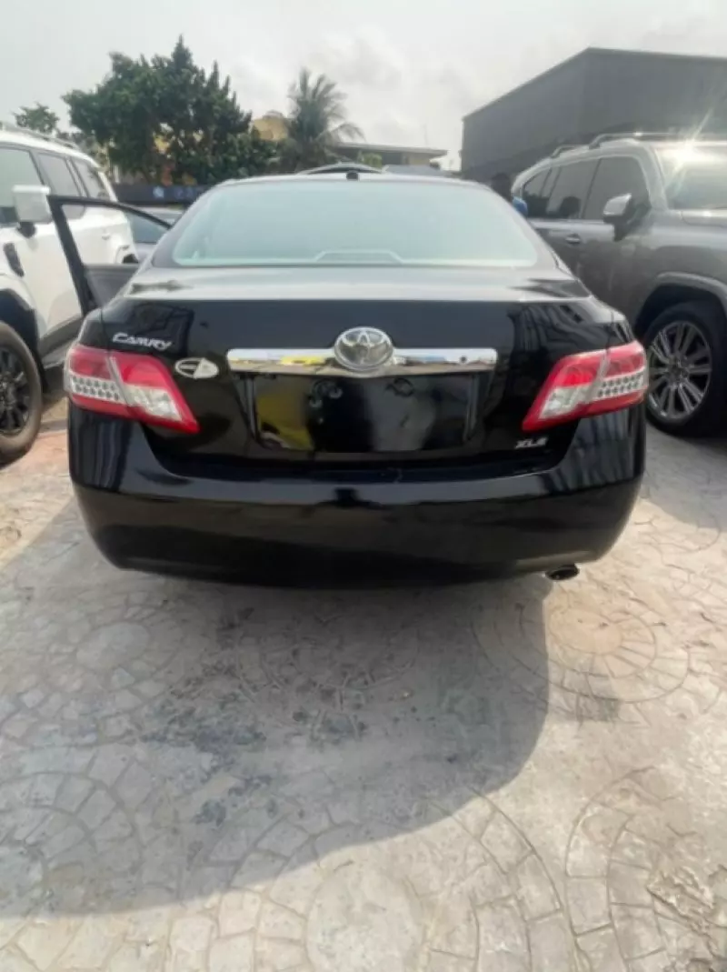 Toyota Camry   - 2011