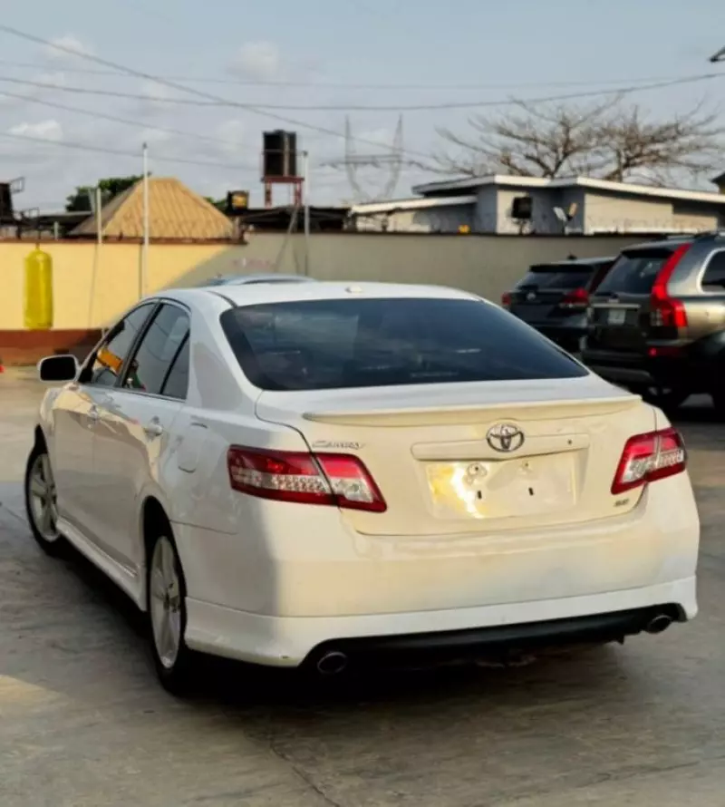 Toyota Camry   - 2011