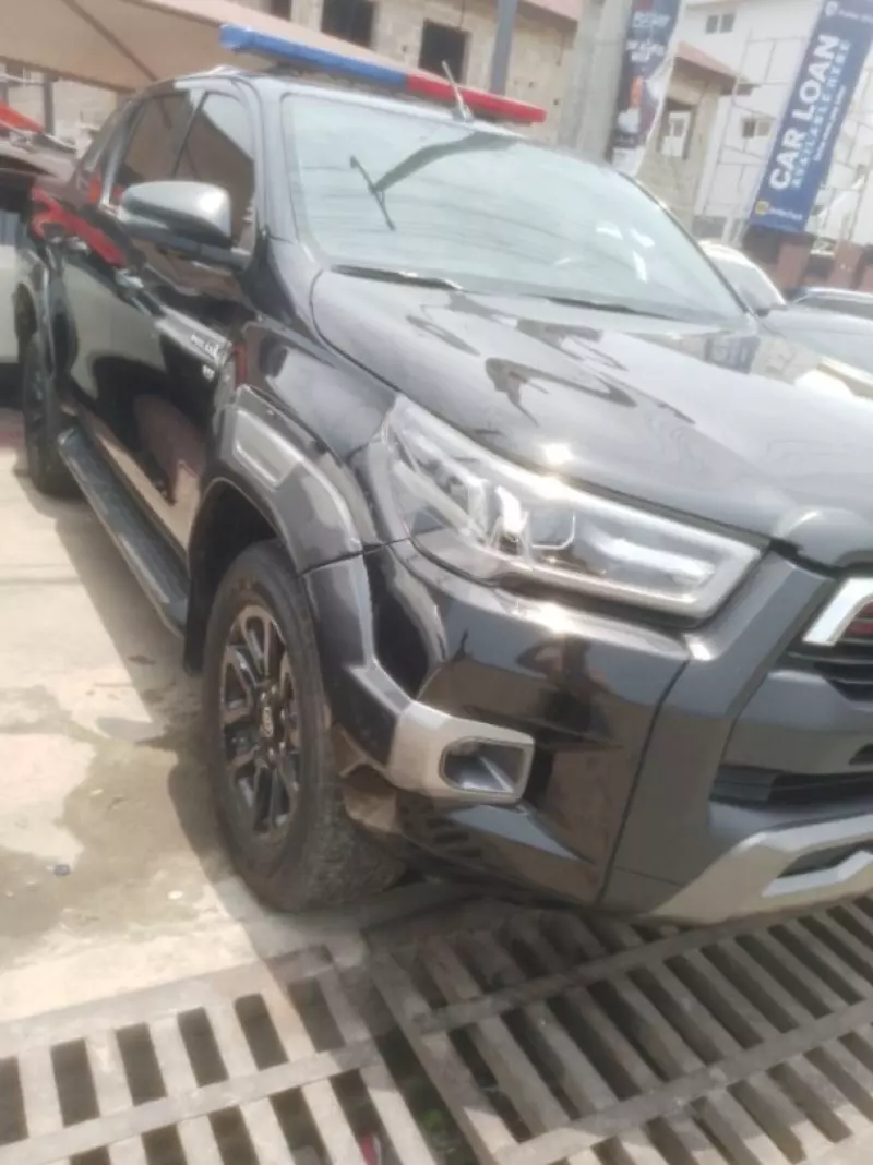 Toyota Hilux   - 2022
