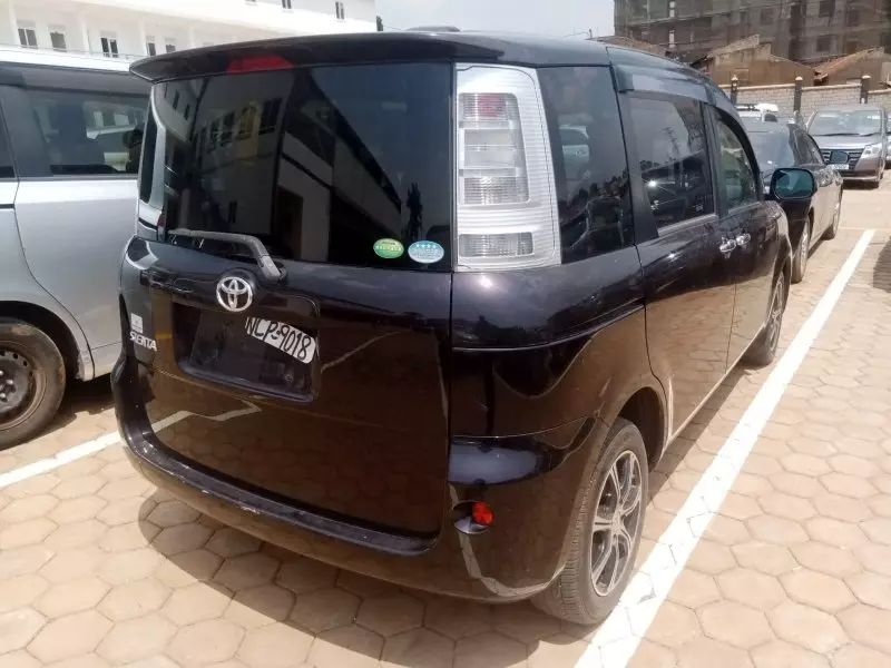 Toyota Sienta   - 2012