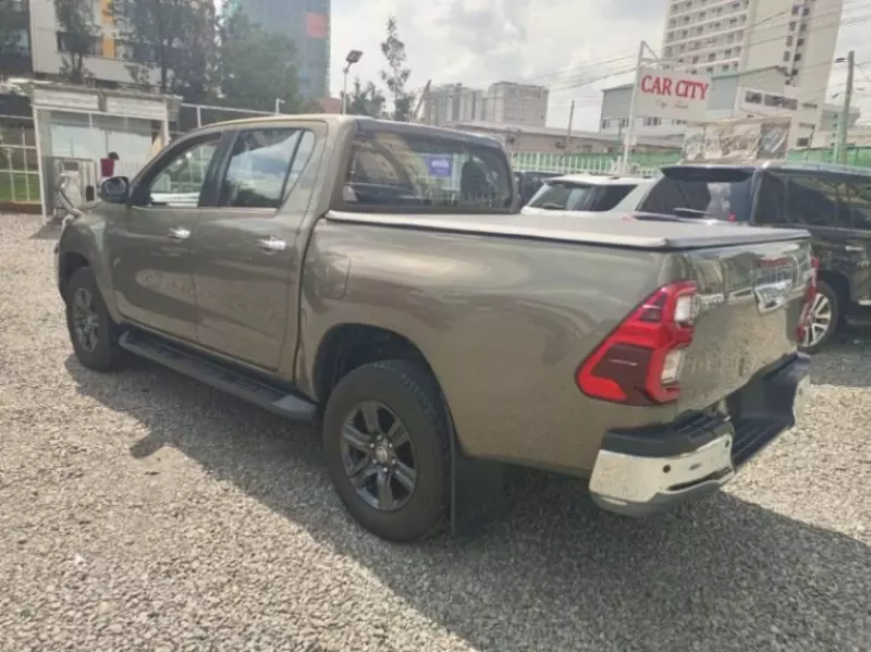 Toyota Hilux   - 2022