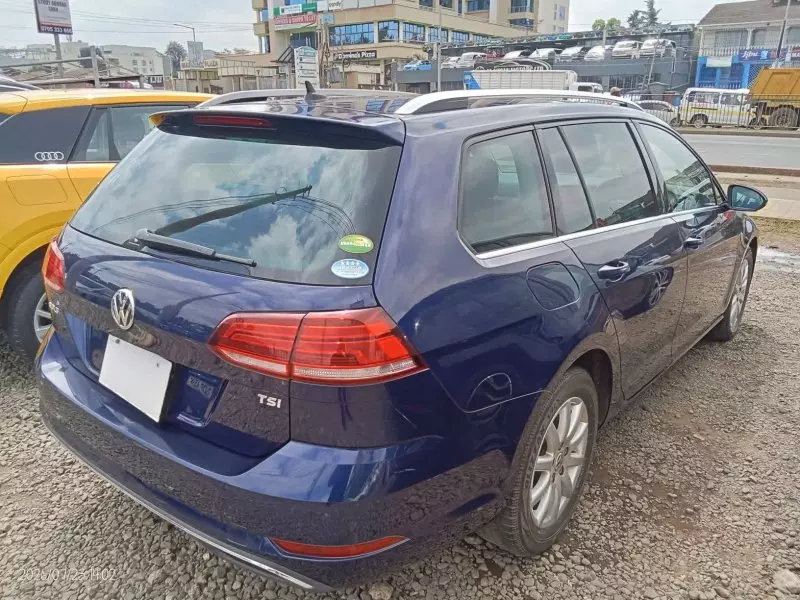 Volkswagen Golf   - 2015