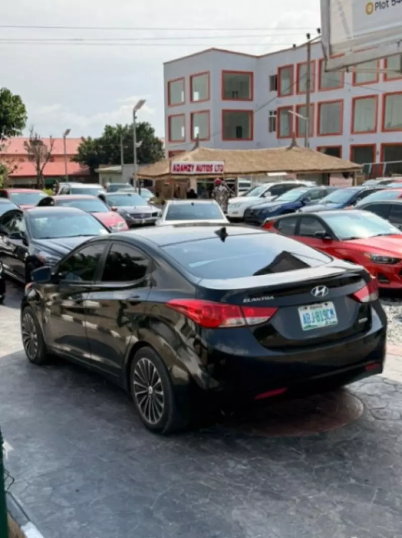 Hyundai Elantra   - 2013