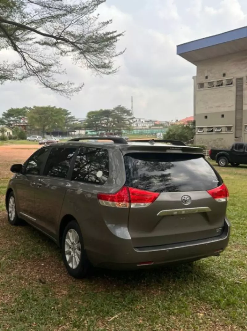 Toyota Sienna   - 2011