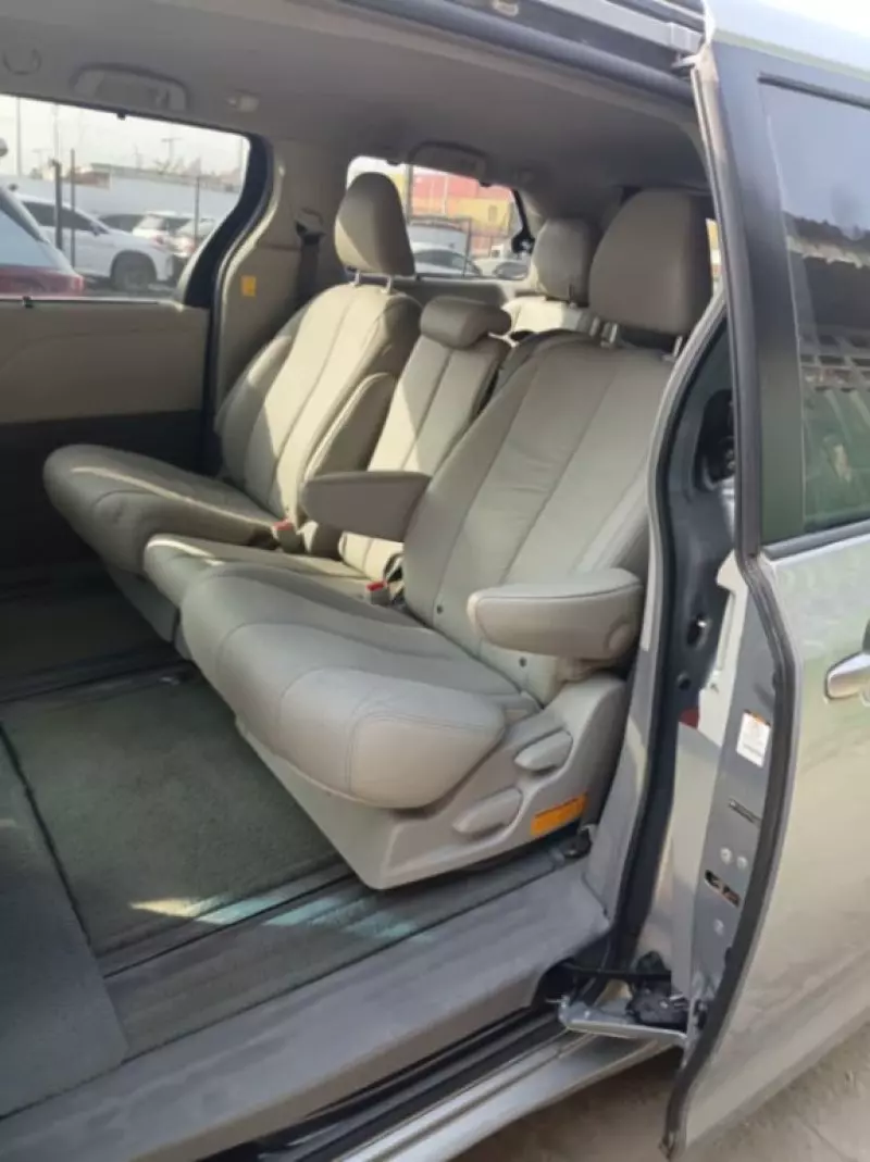 TOYOTA Sienna - 2012