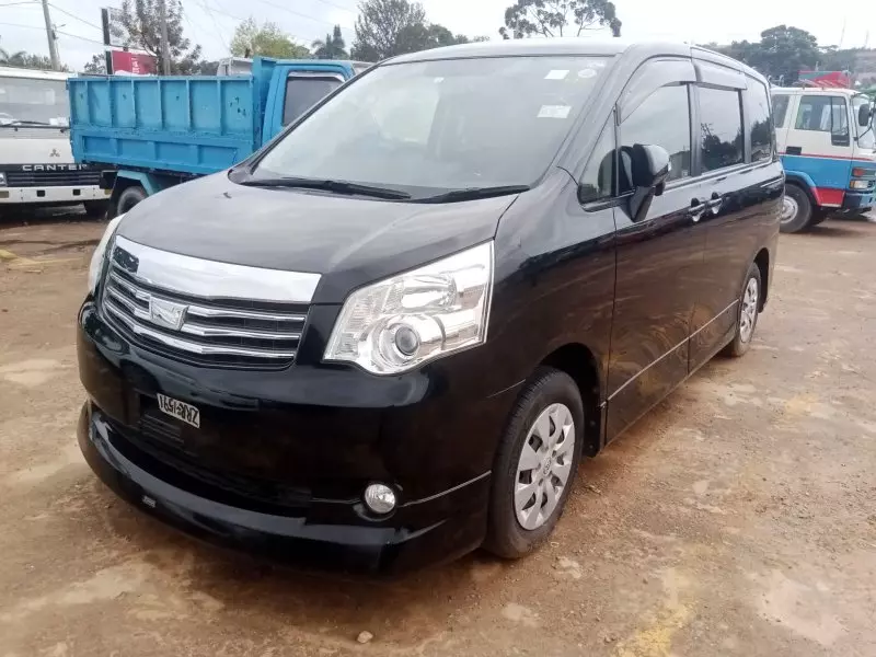 Toyota Noah   - 2012