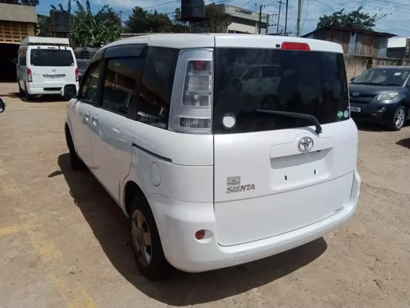 Toyota Sienta   - 2012