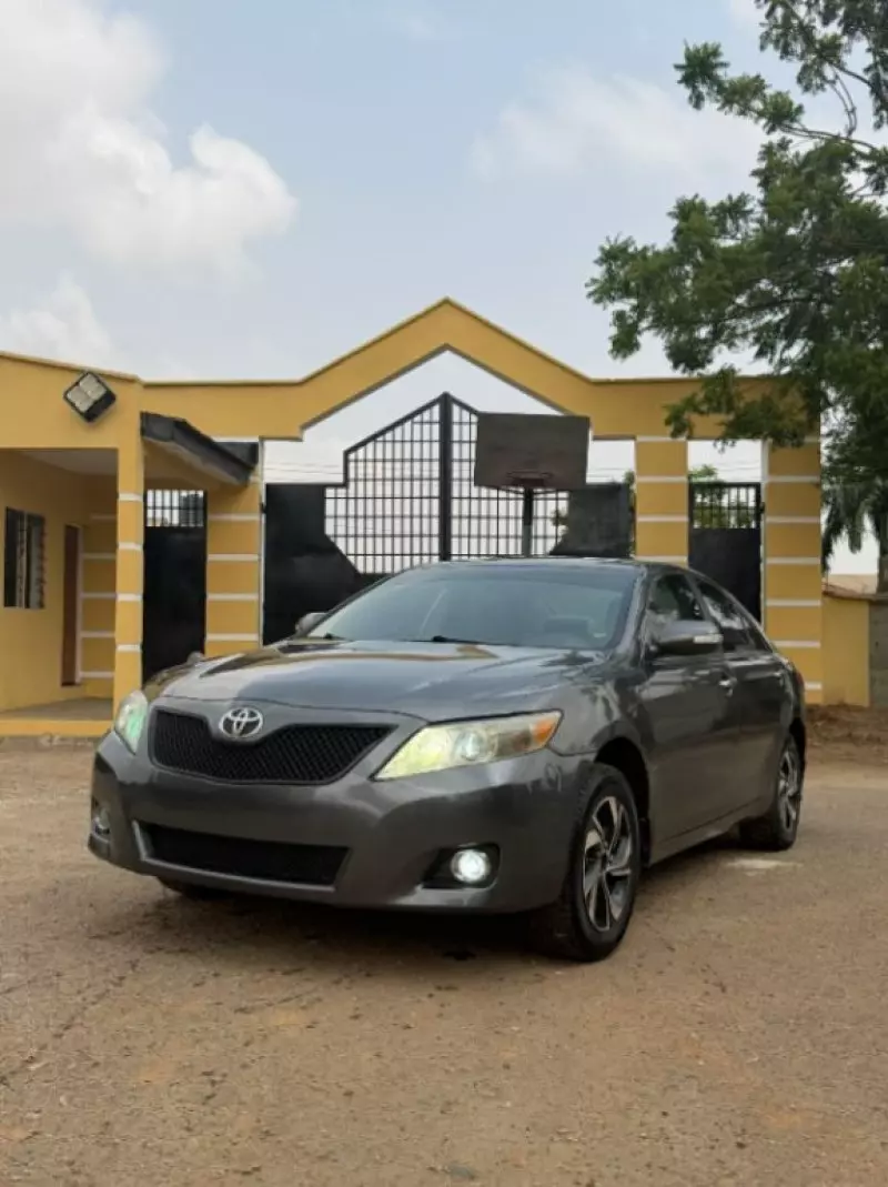 Toyota Camry   - 2010