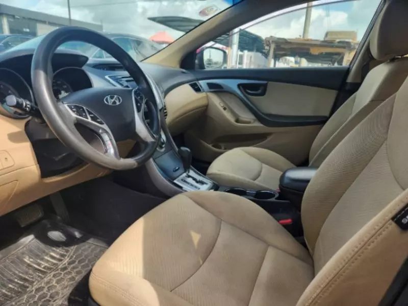 Hyundai Elantra   - 2012