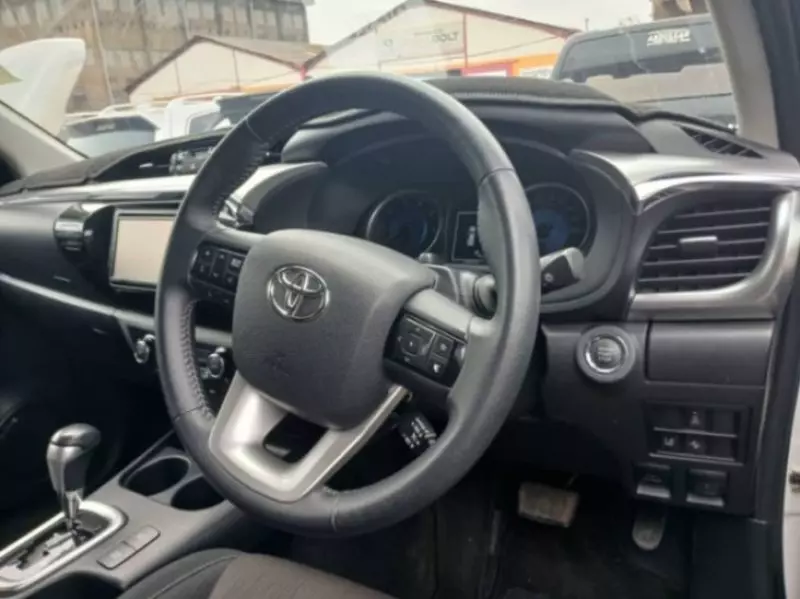 Toyota Hilux   - 2017