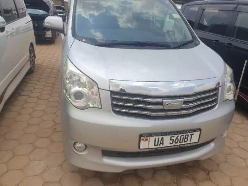 TOYOTA Noah   - 2010