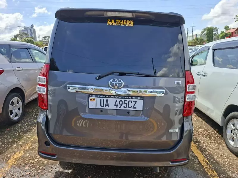 Toyota Noah   - 2012