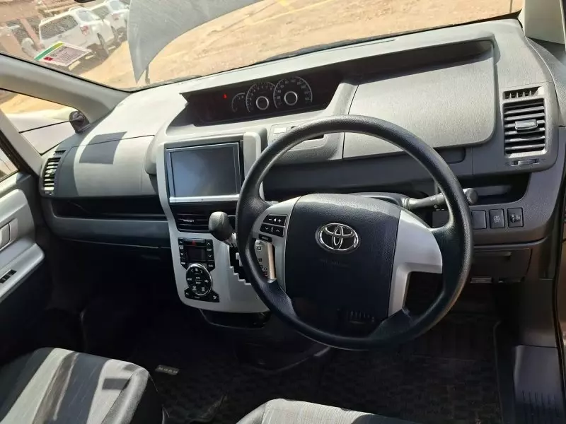 Toyota Noah   - 2012