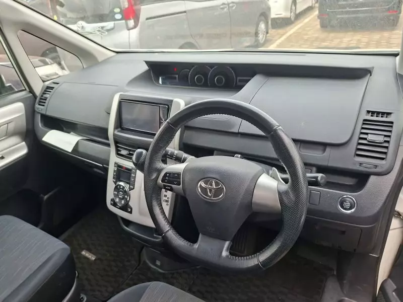 Toyota Noah - 2011