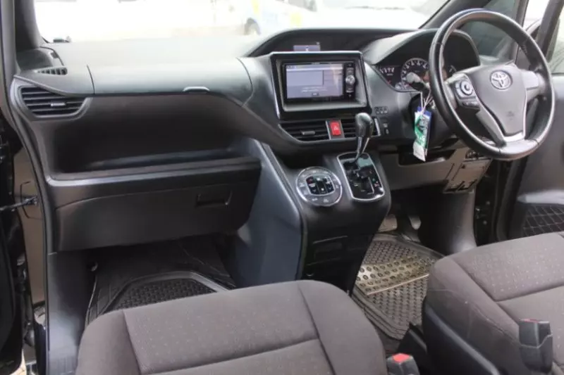 Toyota Noah   - 2016