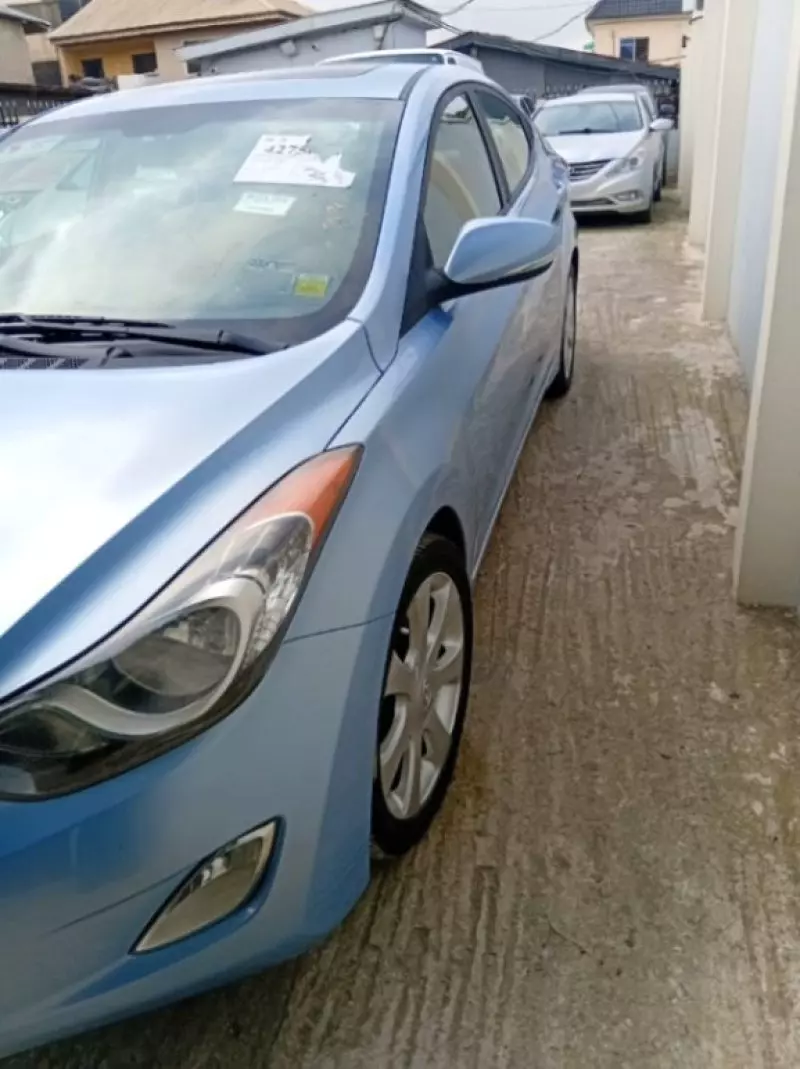 Hyundai Elantra   - 2012