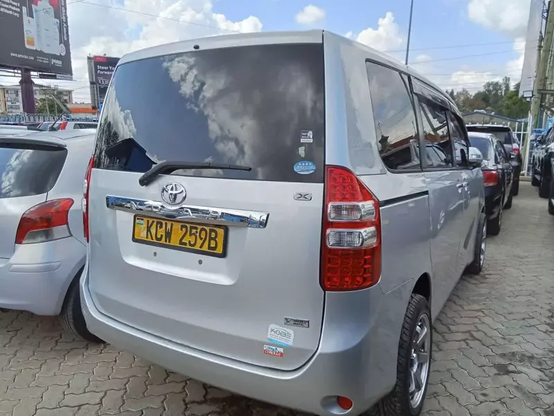 Toyota Noah   - 2012