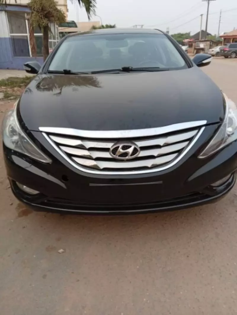 Hyundai Sonata   - 2011