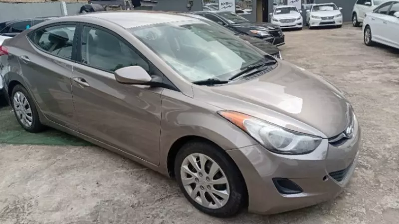 Hyundai Elantra   - 2012