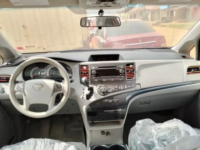 Toyota Sienna   - 2011