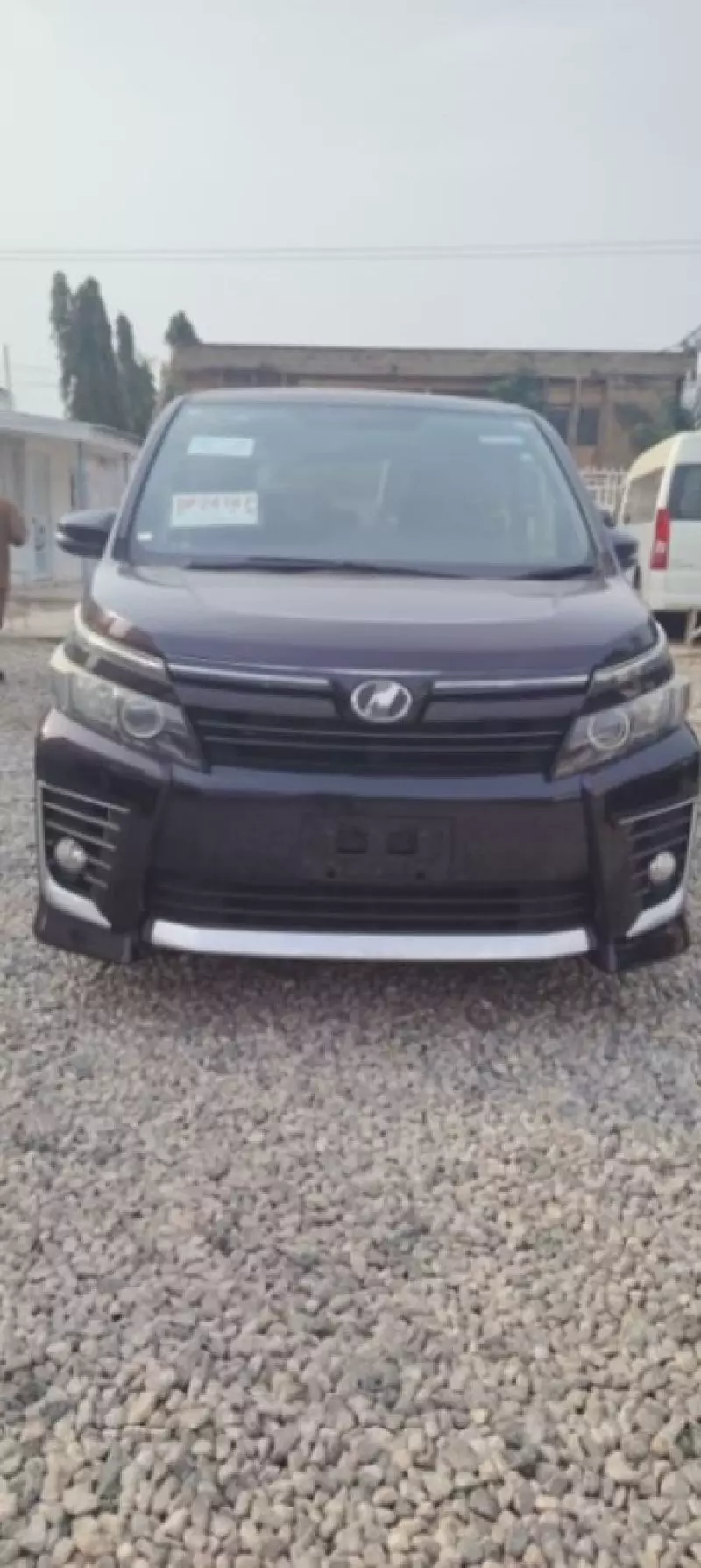 Toyota Noah   - 2014