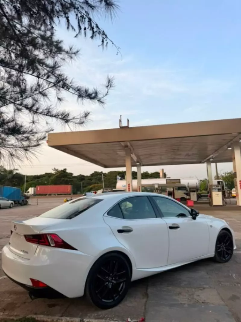 Lexus IS   - 2015