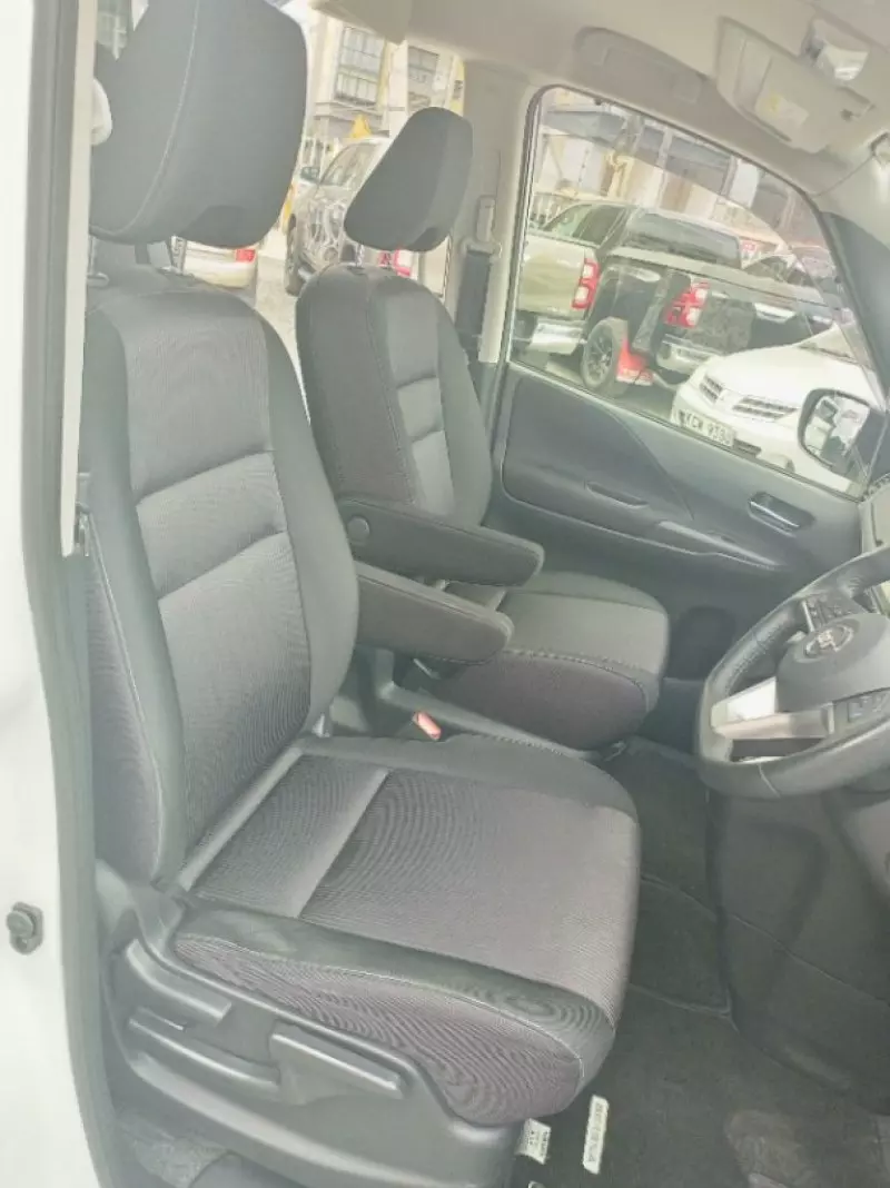 Nissan Serena   - 2019