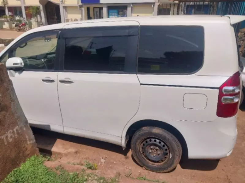 Toyota Noah   - 2012