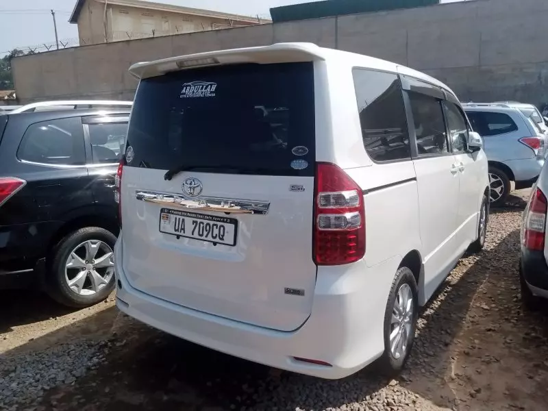Toyota Noah   - 2011