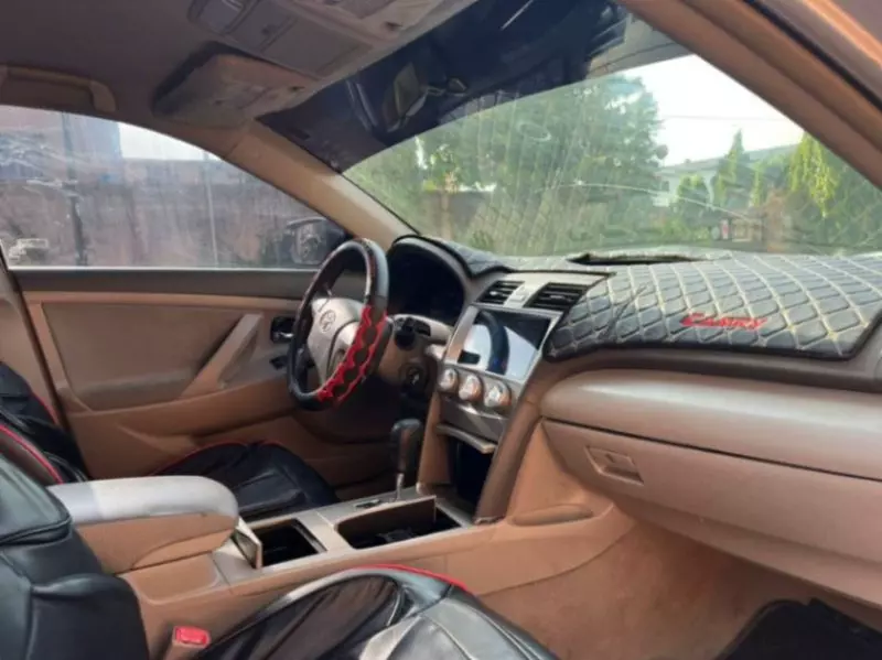 Toyota Camry   - 2010