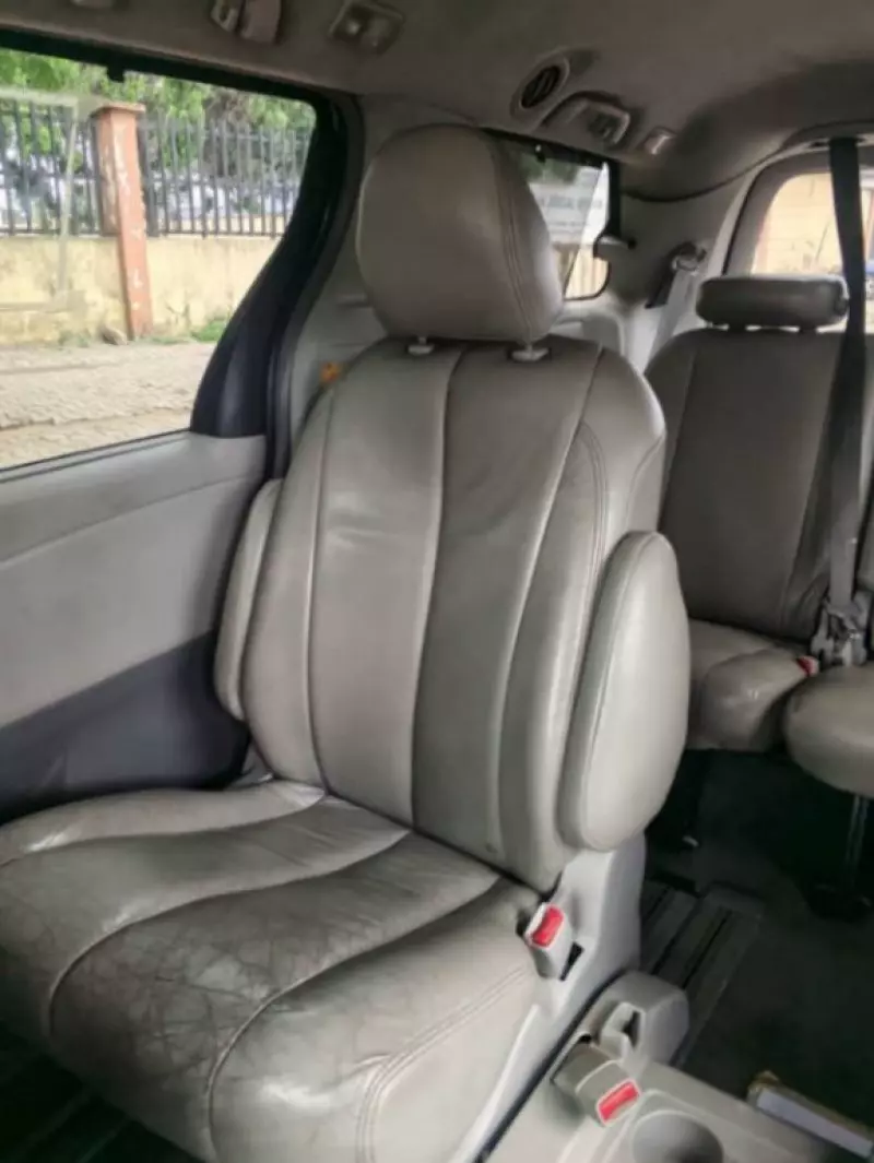 TOYOTA Sienna   - 2011