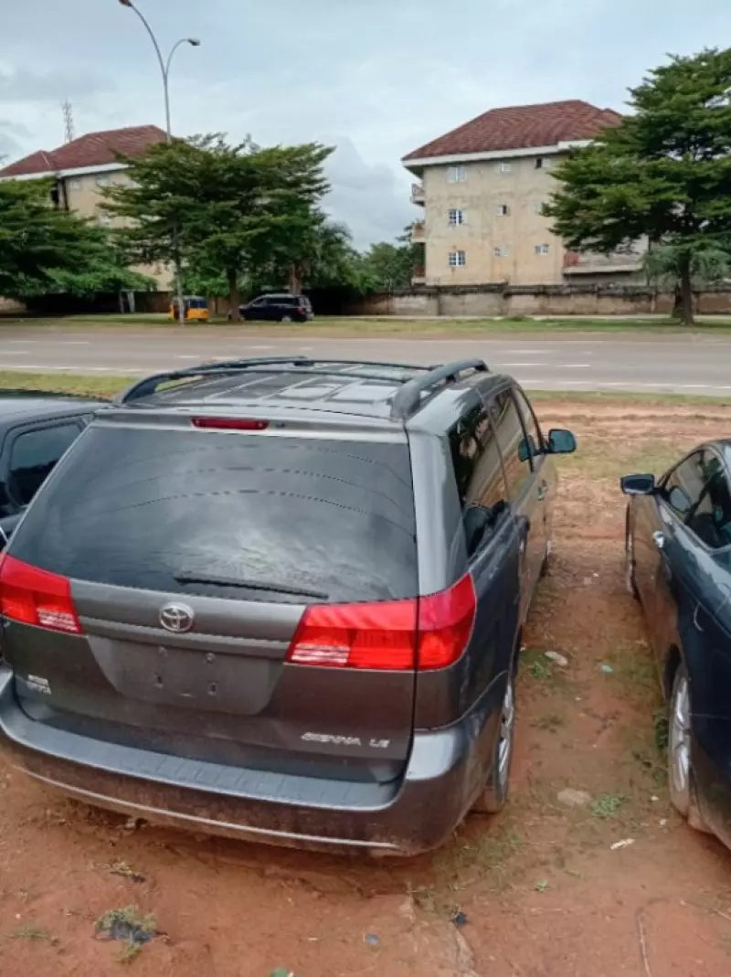 Toyota Sienna   - 2004