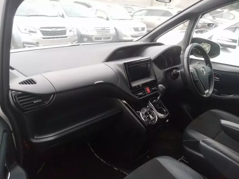 Toyota Noah   - 2017