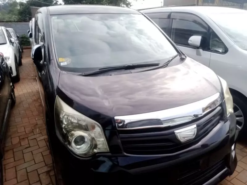 Toyota Noah   - 2012