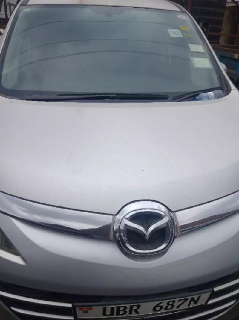 Toyota Noah   - 2012