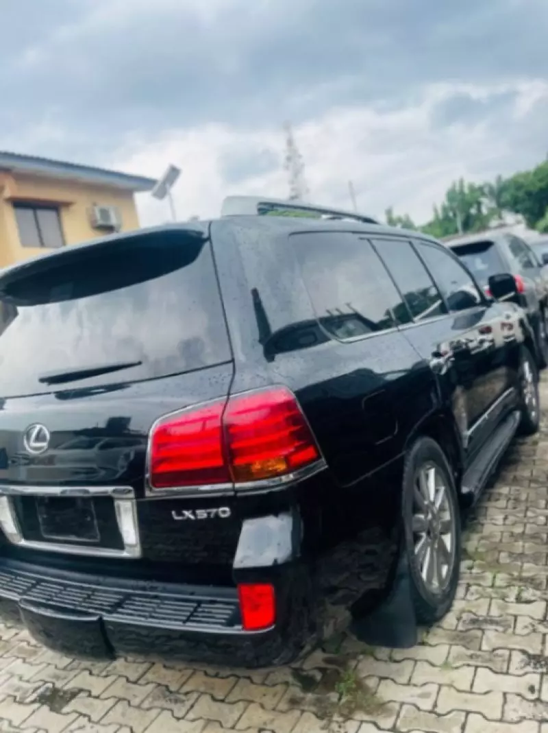 Lexus LX 570   - 2012