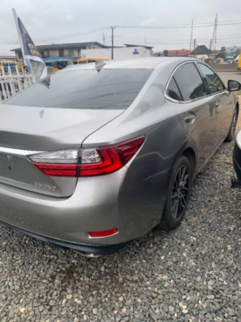Lexus ES   - 2017