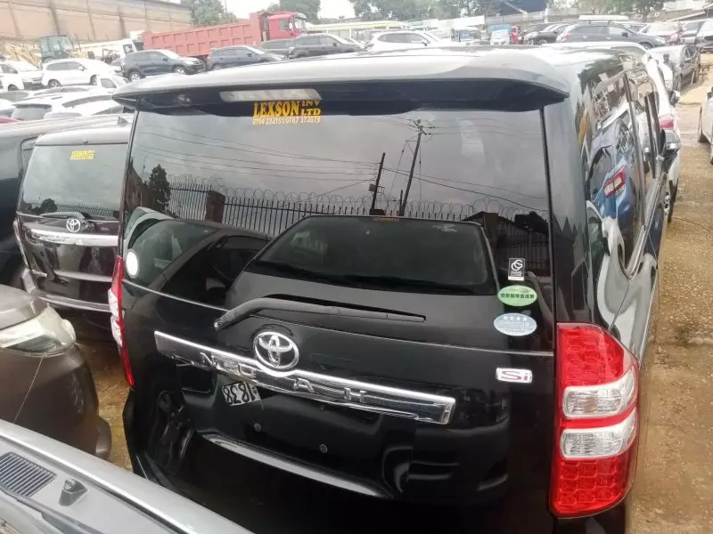 Toyota Noah   - 2012