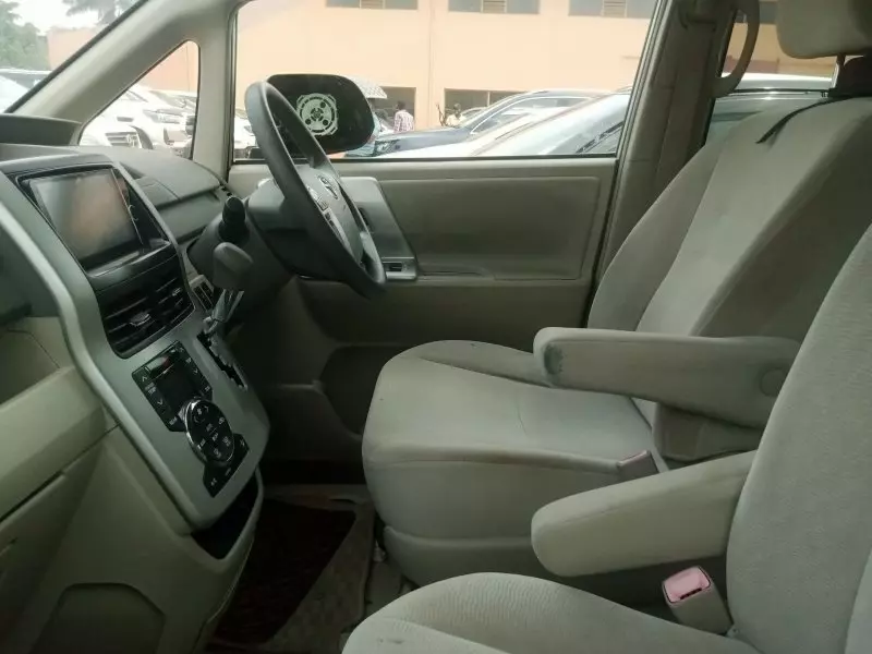 Toyota Noah   - 2013
