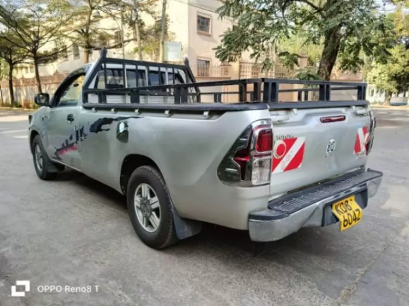 Toyota Hilux   - 2013