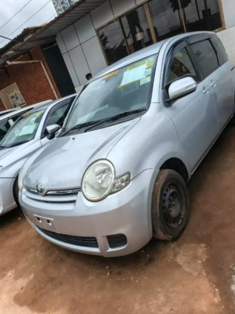 Toyota Sienta   - 2012