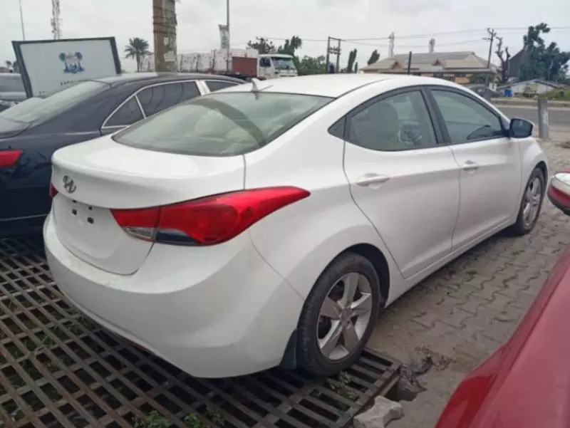 Hyundai Elantra   - 2012