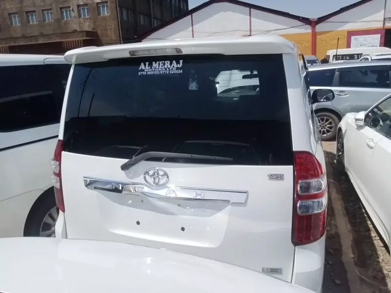 Toyota Noah - 2012